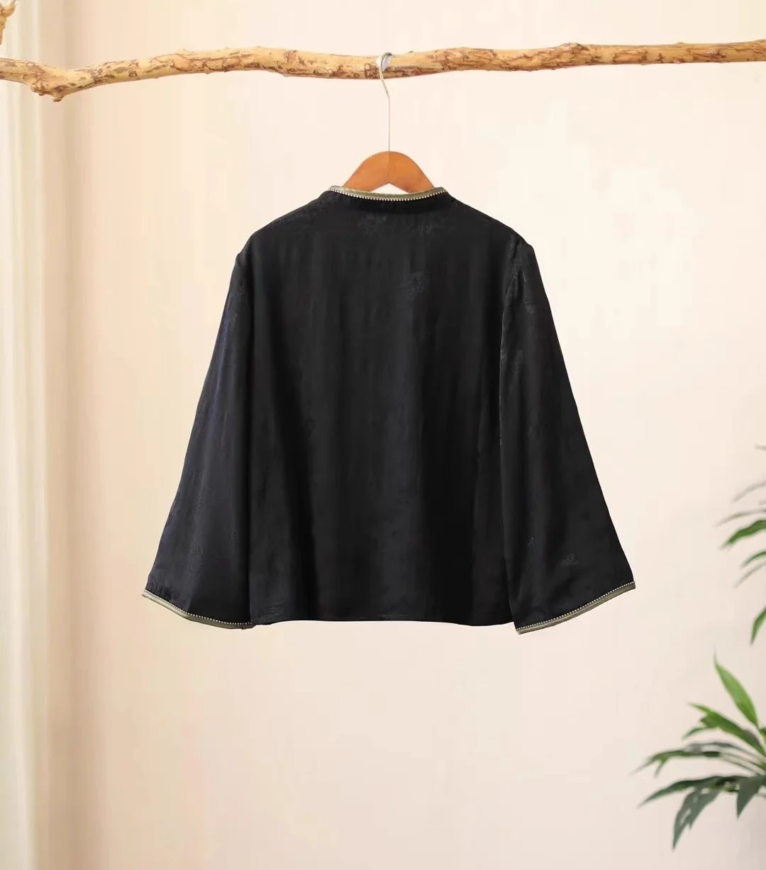 Роскошная весенняя блузка для  – обзор и цена Embroidery On Black Shirt