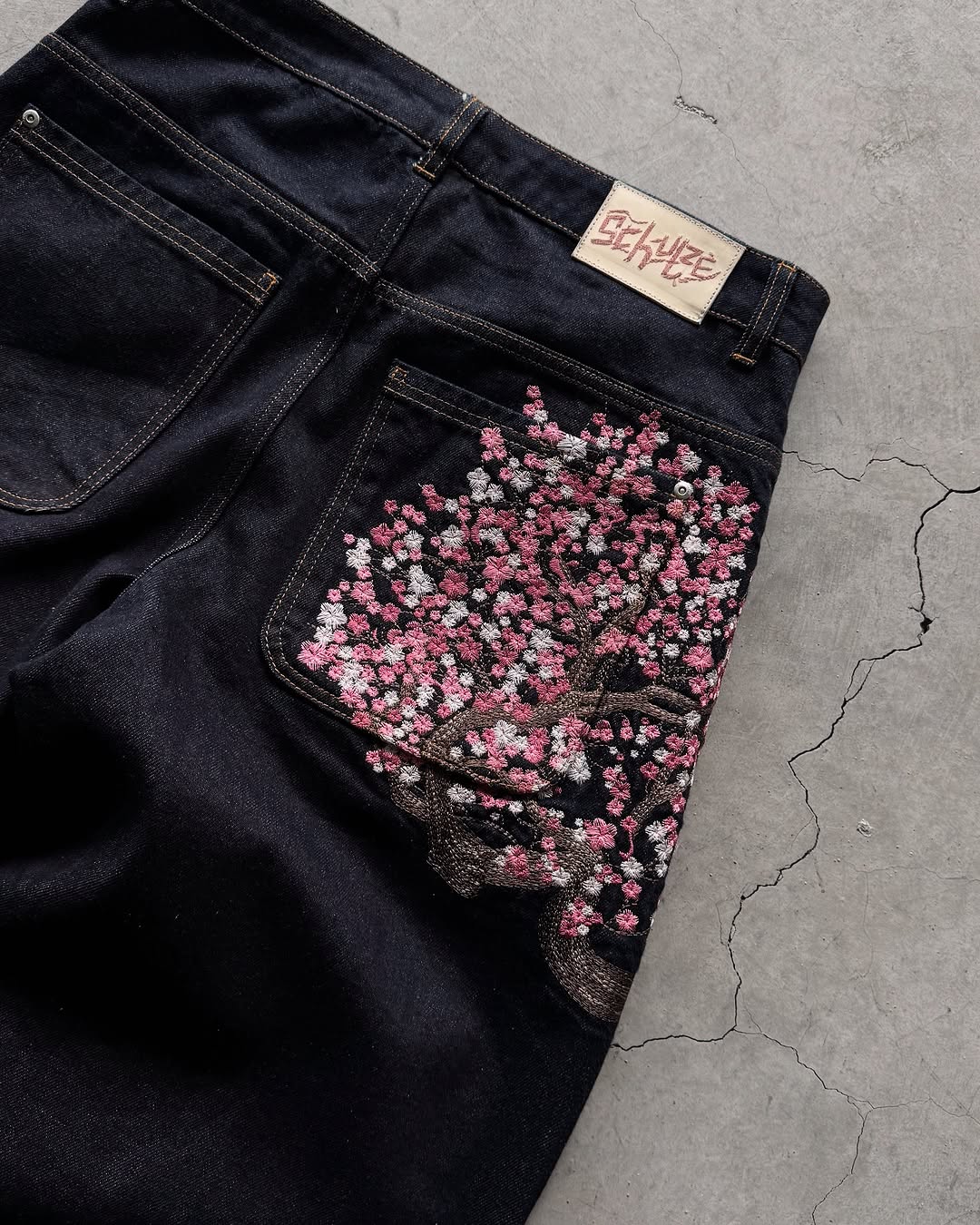 Мужские джинсы с вышивкой Саку – обзор и цена Embroidery Jeans Sakura
